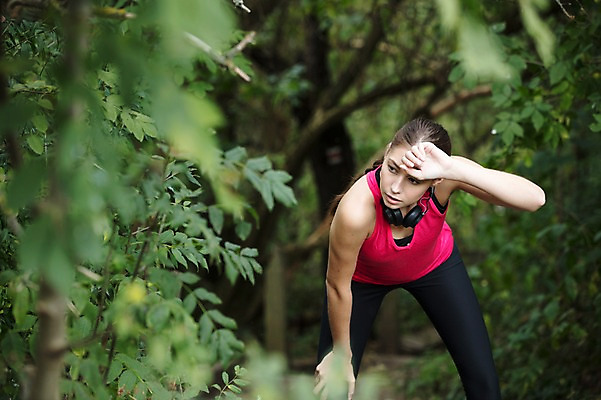 포토 JPG 주간 서양인 외국인 우먼라이프 라이프스타일 공원 여자 휴식 한명 사람 상반신 20대 성인 취미 야외 앞모습 운동복 운동 헤드셋 숲 땀 체코 닦기 성인여자한명만 국내포토 자연요소 1 옷 공공시설 유럽 뷰포인트 음향기기 컨셉 모션 건강 인종 청년 생활 헤드폰 여자한명만 성인여자만 파일형식