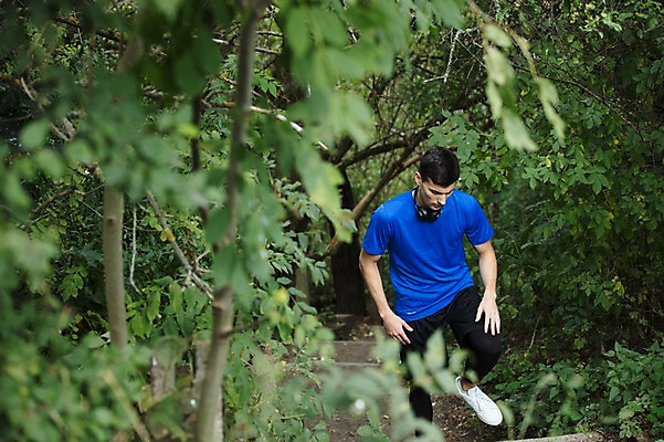 포토 JPG 주간 전신 서양인 외국인 라이프스타일 공원 남자 맨라이프 운동화 한명 사람 20대 성인 취미 야외 앞모습 운동복 달리기 운동 계단 헤드셋 숲 오르기 체코 성인남자한명만 국내포토 자연요소 1 옷 공공시설 유럽 뷰포인트 음향기기 신발 모션 건강 인종 청년 생활 헤드폰 남자한명만 성인남자만 파일형식