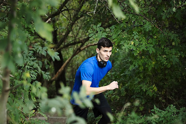포토 JPG 주간 서양인 외국인 나무 라이프스타일 응시 공원 남자 맨라이프 한명 사람 상반신 20대 성인 취미 야외 옆모습 운동복 달리기 운동 계단 헤드셋 숲 집중 오르기 체코 성인남자한명만 국내포토 자연요소 식물 1 시선 옷 공공시설 유럽 뷰포인트 음향기기 컨셉 모션 건강 인종 청년 생활 헤드폰 남자한명만 성인남자만 파일형식