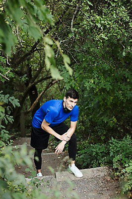 포토 JPG 주간 전신 서양인 외국인 라이프스타일 응시 공원 남자 맨라이프 운동화 휴식 한명 사람 20대 성인 취미 야외 앞모습 운동복 운동 계단 헤드셋 숲 체코 성인남자한명만 국내포토 자연요소 1 시선 옷 공공시설 유럽 뷰포인트 음향기기 신발 컨셉 건강 인종 청년 생활 헤드폰 남자한명만 성인남자만 파일형식