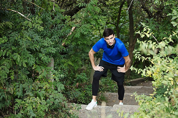 포토 JPG 주간 전신 서양인 외국인 라이프스타일 응시 공원 남자 맨라이프 운동화 휴식 한명 사람 20대 성인 취미 야외 앞모습 운동복 운동 계단 헤드셋 숲 체코 성인남자한명만 국내포토 자연요소 1 시선 옷 공공시설 유럽 뷰포인트 음향기기 신발 컨셉 건강 인종 청년 생활 헤드폰 남자한명만 성인남자만 파일형식