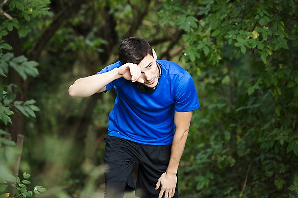 포토 JPG 주간 서양인 외국인 라이프스타일 응시 공원 남자 맨라이프 휴식 한명 사람 상반신 20대 성인 취미 야외 앞모습 운동복 운동 헤드셋 숲 땀 체코 닦기 성인남자한명만 국내포토 자연요소 1 시선 옷 공공시설 유럽 뷰포인트 음향기기 컨셉 모션 건강 인종 청년 생활 헤드폰 남자한명만 성인남자만 파일형식