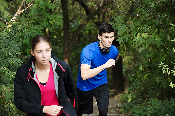포토 JPG 주간 서양인 외국인 라이프스타일 커플 응시 공원 여자 남자 사람 상반신 20대 성인 취미 야외 두명 앞모습 달리기 운동 걷기 헤드셋 숲 체코 성인만 국내포토 자연요소 시선 공공시설 유럽 뷰포인트 음향기기 관계 모션 건강 인종 청년 생활 헤드폰 파일형식