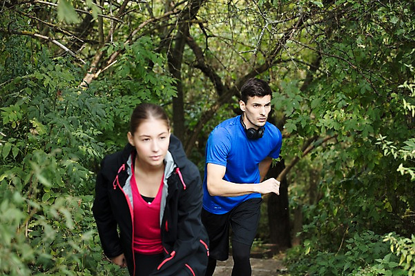 포토 JPG 주간 서양인 외국인 나무 라이프스타일 커플 응시 공원 여자 남자 사람 상반신 20대 성인 취미 야외 두명 앞모습 달리기 운동 걷기 헤드셋 숲 체코 성인만 국내포토 자연요소 식물 시선 공공시설 유럽 뷰포인트 음향기기 관계 모션 건강 인종 청년 생활 헤드폰 파일형식
