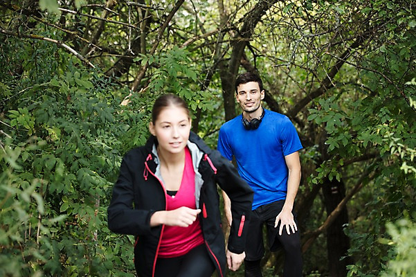 포토 JPG 주간 서양인 외국인 라이프스타일 커플 응시 공원 여자 남자 미소 사람 상반신 20대 성인 취미 야외 두명 앞모습 달리기 운동 걷기 헤드셋 숲 체코 성인만 국내포토 자연요소 시선 공공시설 유럽 뷰포인트 음향기기 관계 모션 표정 건강 인종 청년 생활 헤드폰 파일형식