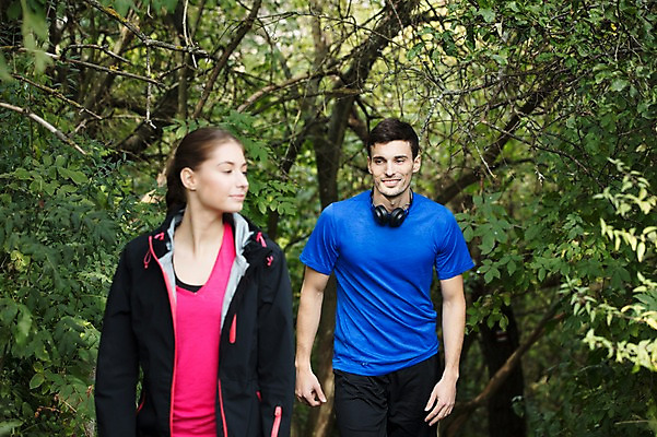 포토 JPG 주간 서양인 외국인 라이프스타일 커플 응시 공원 여자 남자 미소 사람 상반신 20대 성인 취미 야외 두명 앞모습 운동 걷기 헤드셋 숲 체코 성인만 국내포토 자연요소 시선 공공시설 유럽 뷰포인트 음향기기 관계 모션 표정 건강 인종 청년 생활 헤드폰 파일형식