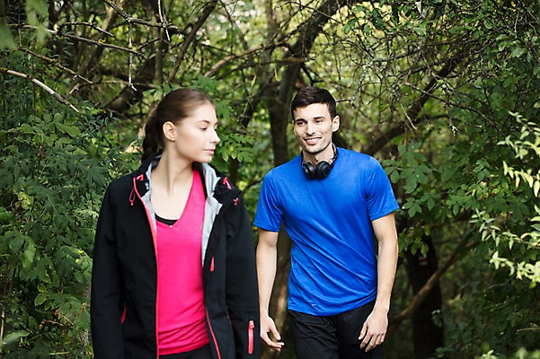 포토 JPG 주간 서양인 외국인 라이프스타일 커플 응시 공원 여자 남자 미소 사람 상반신 20대 성인 취미 야외 두명 앞모습 운동 걷기 헤드셋 숲 체코 성인만 국내포토 자연요소 시선 공공시설 유럽 뷰포인트 음향기기 관계 모션 표정 건강 인종 청년 생활 헤드폰 파일형식