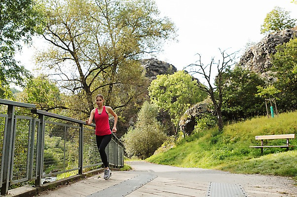 포토 JPG 주간 전신 서양인 외국인 우먼라이프 라이프스타일 공원 여자 운동화 한명 사람 20대 성인 취미 야외 앞모습 운동복 달리기 운동 숲 체코 성인여자한명만 국내포토 자연요소 1 옷 공공시설 유럽 뷰포인트 신발 모션 건강 인종 청년 생활 여자한명만 성인여자만 파일형식