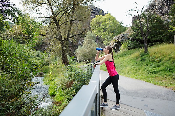 포토 JPG 주간 전신 서양인 외국인 우먼라이프 라이프스타일 공원 여자 난간 휴식 한명 서기 사람 20대 성인 취미 야외 옆모습 운동복 운동 기댐 숲 물통 체코 물마시기 성인여자한명만 국내포토 자연요소 1 옷 공공시설 유럽 뷰포인트 컨셉 모션 건강 인종 청년 생활 마시기 여자한명만 성인여자만 파일형식