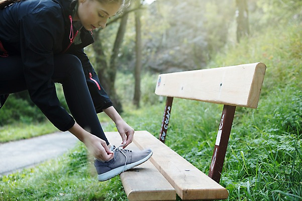 포토 JPG 주간 전신 서양인 외국인 우먼라이프 라이프스타일 공원 여자 운동화 벤치 한명 사람 20대 성인 취미 야외 옆모습 운동복 운동 숲 준비 체코 다리들기 신발끈묶기 성인여자한명만 국내포토 자연요소 1 옷 공공시설 유럽 뷰포인트 신발 의자 모션 건강 인종 청년 생활 묶기 신발끈 여자한명만 성인여자만 파일형식