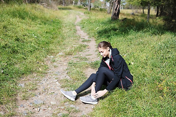 포토 JPG 주간 전신 서양인 외국인 우먼라이프 라이프스타일 응시 공원 여자 운동화 휴식 한명 사람 앉기 20대 성인 취미 야외 옆모습 운동복 운동 고통 상처 숲 체코 발목 발목통증 성인여자한명만 국내포토 자연요소 1 시선 옷 공공시설 감정 유럽 뷰포인트 신발 컨셉 모션 발 건강 인종 청년 생활 여자한명만 성인여자만 파일형식