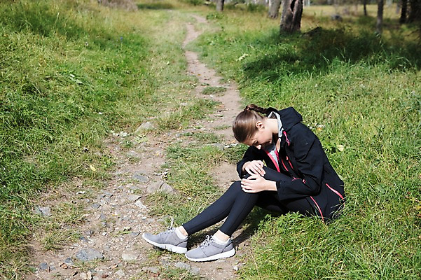 포토 JPG 주간 전신 서양인 외국인 우먼라이프 라이프스타일 공원 여자 운동화 휴식 한명 사람 앉기 20대 성인 취미 야외 옆모습 운동복 운동 고통 상처 숲 체코 무릎통증 성인여자한명만 국내포토 자연요소 1 옷 공공시설 감정 유럽 뷰포인트 신발 컨셉 모션 건강 인종 청년 생활 여자한명만 성인여자만 파일형식
