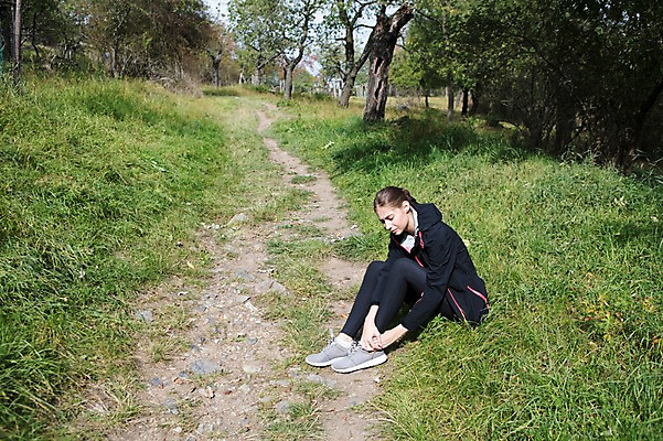 포토 JPG 주간 전신 서양인 외국인 우먼라이프 라이프스타일 응시 공원 여자 운동화 휴식 한명 사람 앉기 잔디 20대 성인 취미 야외 옆모습 운동복 운동 고통 상처 숲 체코 발목 성인여자한명만 국내포토 자연요소 식물 1 시선 옷 공공시설 감정 유럽 뷰포인트 신발 컨셉 모션 발 건강 인종 청년 생활 여자한명만 성인여자만 파일형식