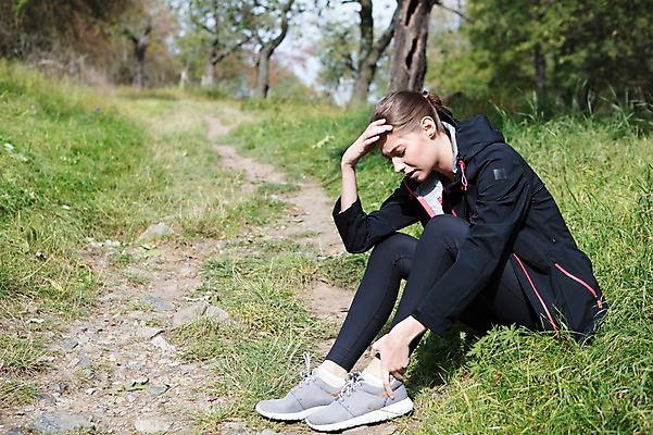 포토 JPG 주간 전신 서양인 외국인 우먼라이프 라이프스타일 공원 여자 운동화 휴식 한명 사람 앉기 20대 성인 취미 야외 옆모습 운동복 운동 고통 상처 숲 두통 체코 발목 울상 성인여자한명만 국내포토 자연요소 1 옷 공공시설 감정 유럽 뷰포인트 신발 컨셉 모션 발 건강 인종 청년 생활 질병 여자한명만 성인여자만 파일형식