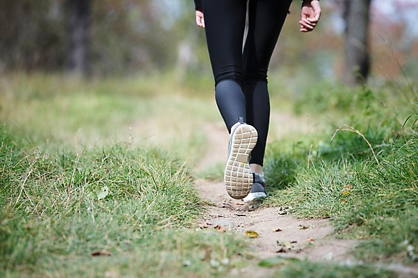 포토 JPG 주간 서양인 외국인 우먼라이프 라이프스타일 공원 여자 운동화 한명 사람 잔디 20대 성인 취미 야외 뒷모습 운동복 걷기 하반신 다리 숲 체코 성인여자한명만 국내포토 자연요소 식물 1 옷 공공시설 유럽 뷰포인트 신발 모션 인종 청년 생활 신체부위 여자한명만 성인여자만 파일형식