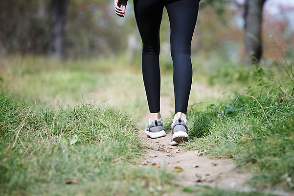 포토 JPG 주간 서양인 외국인 우먼라이프 라이프스타일 공원 여자 운동화 한명 사람 잔디 20대 성인 취미 야외 뒷모습 운동복 운동 걷기 하반신 다리 숲 체코 성인여자한명만 국내포토 자연요소 식물 1 옷 공공시설 유럽 뷰포인트 신발 모션 건강 인종 청년 생활 신체부위 여자한명만 성인여자만 파일형식