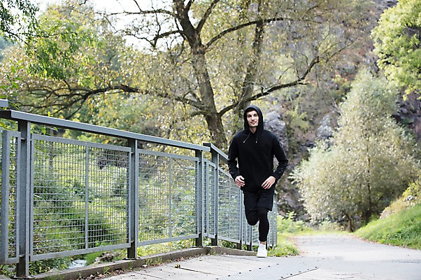 포토 JPG 주간 전신 서양인 외국인 라이프스타일 응시 공원 남자 맨라이프 난간 한명 사람 20대 성인 취미 야외 앞모습 운동복 달리기 운동 숲 체코 후드티셔츠 성인남자한명만 국내포토 자연요소 1 시선 옷 공공시설 유럽 뷰포인트 티셔츠 모션 건강 인종 청년 생활 남자한명만 성인남자만 파일형식