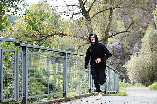 포토 JPG 주간 전신 서양인 외국인 라이프스타일 응시 공원 남자 맨라이프 난간 한명 미소 사람 20대 성인 취미 야외 앞모습 운동복 달리기 운동 숲 체코 후드티셔츠 성인남자한명만 국내포토 자연요소 1 시선 옷 공공시설 유럽 뷰포인트 티셔츠 모션 표정 건강 인종 청년 생활 남자한명만 성인남자만 파일형식