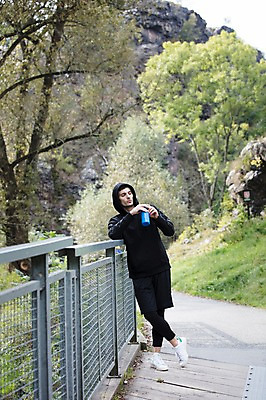 포토 JPG 주간 전신 서양인 외국인 라이프스타일 공원 남자 맨라이프 난간 휴식 한명 사람 20대 성인 취미 야외 앞모습 운동복 운동 기댐 숲 물통 체코 후드티셔츠 성인남자한명만 국내포토 자연요소 1 옷 공공시설 유럽 뷰포인트 컨셉 티셔츠 모션 건강 인종 청년 생활 남자한명만 성인남자만 파일형식