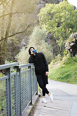 포토 JPG 주간 전신 서양인 외국인 라이프스타일 공원 남자 맨라이프 난간 휴식 한명 서기 사람 20대 성인 취미 야외 앞모습 운동복 운동 기댐 숲 물통 체코 후드티셔츠 물마시기 성인남자한명만 국내포토 자연요소 1 옷 공공시설 유럽 뷰포인트 컨셉 티셔츠 모션 건강 인종 청년 생활 마시기 남자한명만 성인남자만 파일형식