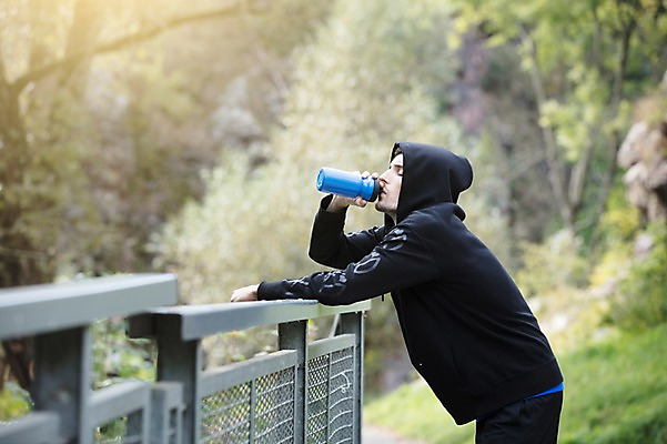 포토 JPG 주간 서양인 외국인 라이프스타일 공원 남자 맨라이프 휴식 한명 서기 사람 상반신 20대 성인 취미 야외 옆모습 운동복 운동 숲 물통 체코 후드티셔츠 물마시기 성인남자한명만 국내포토 자연요소 1 옷 공공시설 유럽 뷰포인트 컨셉 티셔츠 모션 건강 인종 청년 생활 마시기 남자한명만 성인남자만 파일형식