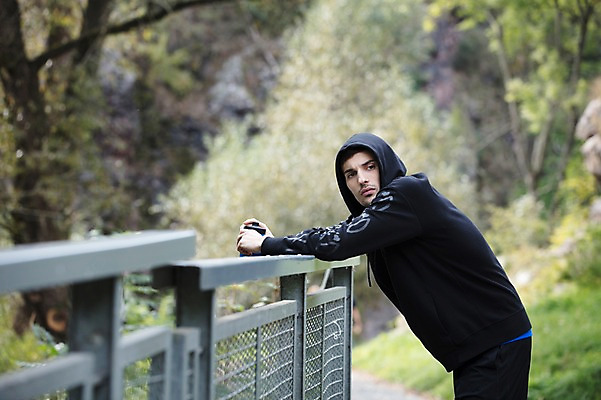 포토 JPG 주간 서양인 외국인 라이프스타일 응시 공원 남자 맨라이프 난간 휴식 한명 서기 사람 상반신 20대 성인 취미 야외 옆모습 운동복 운동 기댐 숲 물통 체코 성인남자한명만 국내포토 자연요소 1 시선 옷 공공시설 유럽 뷰포인트 컨셉 모션 건강 인종 청년 생활 남자한명만 성인남자만 파일형식