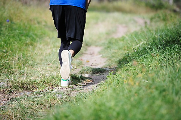 포토 JPG 주간 서양인 외국인 라이프스타일 공원 남자 맨라이프 운동화 한명 사람 잔디 20대 성인 취미 야외 뒷모습 운동복 달리기 운동 하반신 다리 숲 체코 성인남자한명만 국내포토 자연요소 식물 1 옷 공공시설 유럽 뷰포인트 신발 모션 건강 인종 청년 생활 신체부위 남자한명만 성인남자만 파일형식