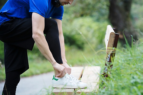 포토 JPG 주간 전신 서양인 외국인 라이프스타일 공원 남자 맨라이프 운동화 벤치 한명 사람 20대 성인 취미 야외 옆모습 운동복 운동 숲 묶기 준비 체코 신발끈묶기 성인남자한명만 국내포토 자연요소 1 옷 공공시설 유럽 뷰포인트 신발 의자 모션 건강 인종 청년 생활 신발끈 남자한명만 성인남자만 파일형식