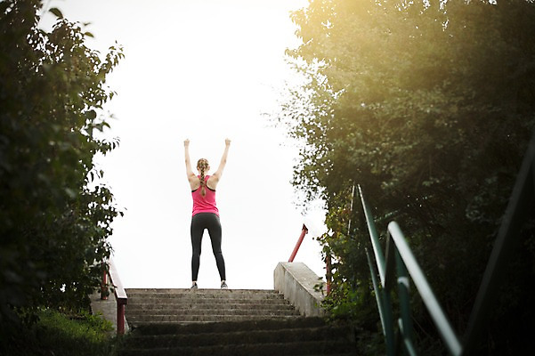 포토 JPG 주간 전신 서양인 외국인 우먼라이프 라이프스타일 공원 여자 운동화 한명 서기 들기 사람 20대 성인 취미 야외 뒷모습 운동복 운동 손들기 계단 파이팅 양손 정상 숲 체코 성인여자한명만 국내포토 자연요소 1 손 옷 공공시설 유럽 뷰포인트 신발 모션 건강 인종 청년 생활 여자한명만 성인여자만 파일형식