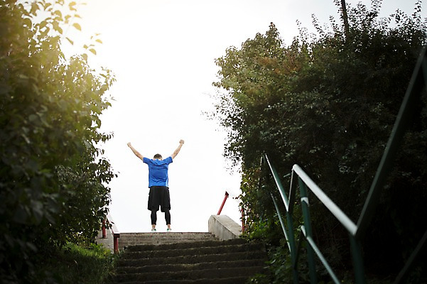 포토 JPG 주간 전신 서양인 외국인 라이프스타일 공원 남자 맨라이프 운동화 한명 서기 사람 20대 성인 취미 야외 뒷모습 운동복 운동 손들기 계단 파이팅 정상 숲 체코 손모으기 성인남자한명만 국내포토 자연요소 1 옷 공공시설 유럽 뷰포인트 신발 모션 건강 인종 손짓 청년 생활 남자한명만 성인남자만 파일형식