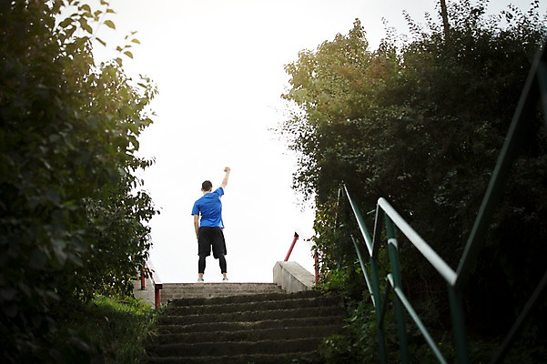 포토 JPG 주간 전신 서양인 외국인 라이프스타일 공원 남자 맨라이프 운동화 한손 한명 서기 사람 20대 성인 취미 야외 뒷모습 운동복 운동 손들기 계단 정상 숲 체코 성인남자한명만 국내포토 자연요소 1 손 옷 공공시설 유럽 뷰포인트 신발 모션 건강 인종 청년 생활 남자한명만 성인남자만 파일형식