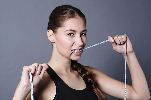 포토 JPG 스튜디오촬영 서양인 외국인 우먼라이프 응시 여자 다이어트 모션 회색배경 실내 줄자 한명 사람 근접촬영 상반신 20대 성인 취미 옆모습 운동복 운동 건강관리 물기 체코 성인여자한명만 국내포토 1 라이프스타일 시선 옷 유럽 뷰포인트 백그라운드 자 건강 관리 인종 청년 내부 회색 여자한명만 성인여자만 파일형식