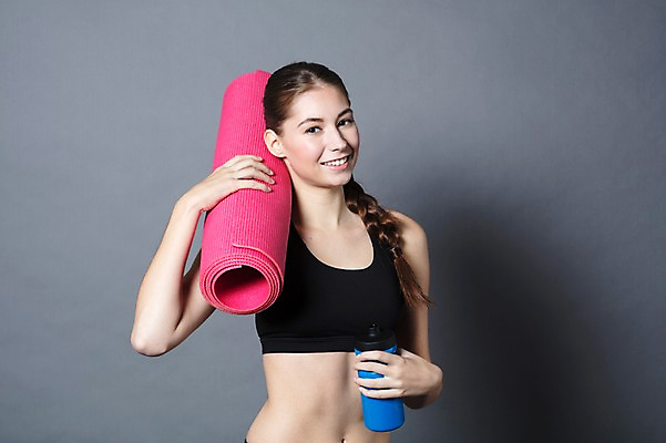 포토 JPG 스튜디오촬영 서양인 외국인 우먼라이프 응시 여자 모션 회색배경 실내 한명 미소 들기 사람 상반신 20대 성인 취미 앞모습 운동복 운동 건강관리 매트 물병 체코 성인여자한명만 국내포토 1 라이프스타일 시선 옷 유럽 뷰포인트 백그라운드 표정 건강 관리 인종 청년 내부 회색 물통 여자한명만 성인여자만 파일형식