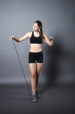 포토 JPG 스튜디오촬영 전신 서양인 외국인 우먼라이프 응시 여자 모션 회색배경 실내 한명 서기 사람 20대 성인 취미 앞모습 운동복 운동 건강관리 잡기 줄넘기 체코 성인여자한명만 국내포토 1 라이프스타일 시선 옷 유럽 뷰포인트 백그라운드 건강 관리 인종 청년 내부 회색 여자한명만 성인여자만 파일형식