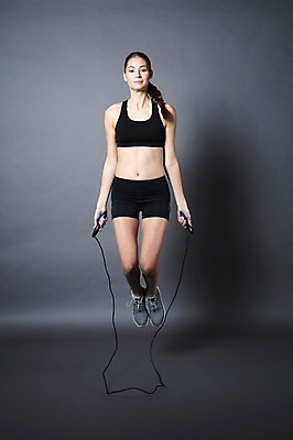 포토 JPG 스튜디오촬영 전신 서양인 외국인 우먼라이프 응시 여자 모션 회색배경 실내 한명 사람 20대 성인 취미 앞모습 운동복 운동 건강관리 점프 줄넘기 체코 성인여자한명만 국내포토 1 라이프스타일 시선 옷 유럽 뷰포인트 백그라운드 건강 관리 인종 청년 내부 회색 여자한명만 성인여자만 파일형식