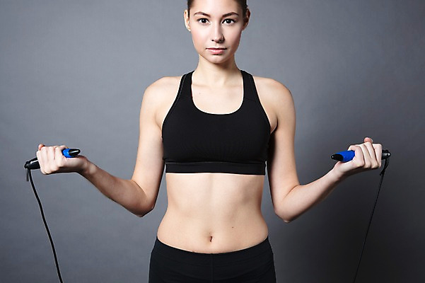 포토 JPG 스튜디오촬영 서양인 외국인 우먼라이프 응시 여자 모션 회색배경 실내 한명 들기 사람 상반신 20대 성인 취미 앞모습 운동복 운동 건강관리 잡기 줄넘기 체코 성인여자한명만 국내포토 1 라이프스타일 시선 옷 유럽 뷰포인트 백그라운드 건강 관리 인종 청년 내부 회색 여자한명만 성인여자만 파일형식