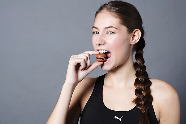 포토 JPG 스튜디오촬영 서양인 외국인 우먼라이프 여자 모션 회색배경 디저트 실내 한명 사람 상반신 20대 성인 취미 앞모습 운동복 운동 건강관리 물기 먹기 체코 마카롱 성인여자한명만 국내포토 1 라이프스타일 옷 유럽 음식 뷰포인트 백그라운드 건강 관리 인종 청년 내부 회색 여자한명만 성인여자만 파일형식