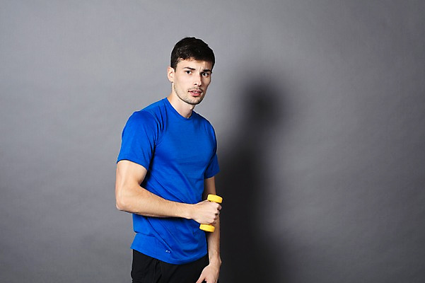 포토 JPG 스튜디오촬영 서양인 외국인 응시 남자 맨라이프 모션 회색배경 실내 한명 들기 사람 상반신 20대 성인 취미 옆모습 운동복 운동 건강관리 아령 체코 성인남자한명만 국내포토 1 라이프스타일 시선 옷 유럽 뷰포인트 백그라운드 건강 관리 인종 청년 내부 회색 남자한명만 성인남자만 파일형식