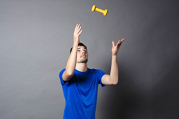 포토 JPG 스튜디오촬영 서양인 외국인 응시 남자 맨라이프 모션 회색배경 실내 한명 사람 상반신 20대 성인 취미 앞모습 운동복 운동 건강관리 아령 잡기 던지기 집중 체코 성인남자한명만 국내포토 1 라이프스타일 시선 옷 유럽 뷰포인트 백그라운드 컨셉 건강 관리 인종 청년 내부 회색 남자한명만 성인남자만 파일형식