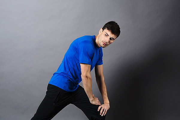 포토 JPG 스튜디오촬영 서양인 외국인 응시 남자 맨라이프 모션 회색배경 실내 한명 사람 상반신 20대 성인 취미 옆모습 운동복 운동 건강관리 스트레칭 집중 무릎 체코 성인남자한명만 국내포토 1 라이프스타일 시선 옷 유럽 뷰포인트 백그라운드 컨셉 건강 관리 인종 청년 내부 신체부위 회색 남자한명만 성인남자만 파일형식