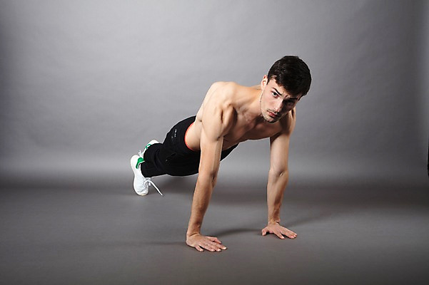 포토 JPG 스튜디오촬영 전신 서양인 외국인 응시 남자 맨라이프 모션 회색배경 근육 실내 한명 사람 20대 성인 취미 앞모습 운동복 운동 건강관리 팔굽혀펴기 체코 성인남자한명만 맨몸운동 국내포토 1 라이프스타일 시선 옷 유럽 뷰포인트 백그라운드 건강 관리 인종 청년 내부 회색 남자한명만 성인남자만 파일형식