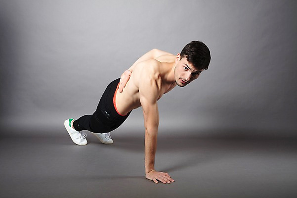 포토 JPG 스튜디오촬영 전신 서양인 외국인 응시 남자 맨라이프 허리손 모션 회색배경 근육 실내 한명 사람 20대 성인 취미 옆모습 운동복 운동 건강관리 팔굽혀펴기 체코 성인남자한명만 맨몸운동 국내포토 1 라이프스타일 시선 옷 유럽 뷰포인트 포즈 백그라운드 건강 관리 인종 청년 내부 회색 남자한명만 성인남자만 파일형식