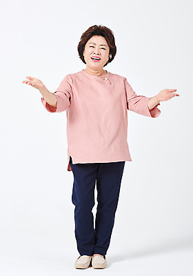 포토 JPG 스튜디오촬영 전신 여자 행복 중년 50대 중년라이프 엄마 실내 말하기 사랑 한명 서기 미소 사람 손짓 앞모습 한국인 흰배경 중년여자한명만 국내포토 1 라이프스타일 감정 뷰포인트 백그라운드 가족 모션 표정 동양인 성인 내부 흰색 여자한명만 중년여자만 파일형식