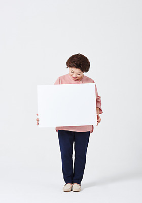 포토 JPG 스튜디오촬영 전신 배너 응시 여자 행복 중년 50대 중년라이프 엄마 사각프레임 실내 사랑 한명 서기 들기 사람 앞모습 한국인 흰배경 중년여자한명만 국내포토 1 라이프스타일 시선 감정 뷰포인트 백그라운드 가족 모션 프레임 동양인 성인 내부 사각형 흰색 여자한명만 중년여자만 파일형식