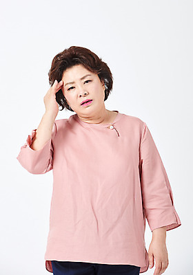 포토 JPG 스튜디오촬영 여자 행복 중년 50대 중년라이프 엄마 실내 건강 사랑 한명 서기 사람 상반신 앞모습 건강관리 고통 한국인 찡그림 흰배경 두통 중년여자한명만 국내포토 1 라이프스타일 감정 뷰포인트 백그라운드 가족 모션 표정 관리 동양인 성인 내부 흰색 질병 여자한명만 중년여자만 파일형식