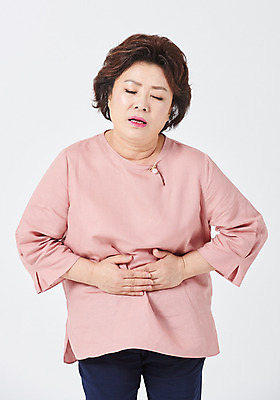 포토 JPG 스튜디오촬영 여자 행복 중년 50대 중년라이프 엄마 실내 건강 사랑 한명 서기 사람 상반신 앞모습 건강관리 고통 한국인 찡그림 흰배경 복통 중년여자한명만 국내포토 1 라이프스타일 감정 뷰포인트 백그라운드 가족 모션 표정 관리 동양인 성인 내부 흰색 질병 여자한명만 중년여자만 파일형식