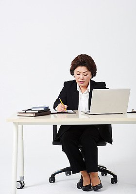 포토 JPG 스튜디오촬영 전신 여자 중년 50대 중년라이프 엄마 실내 한명 사람 앉기 정장 앞모습 노트북 연필 다이어리 한국인 기록 직장인 책상 흰배경 워킹맘 중년여자한명만 국내포토 직업 1 라이프스타일 옷 뷰포인트 가구 백그라운드 가족 모션 학용품 동양인 성인 내부 전자제품 필기구 사무용품 흰색 비즈니스우먼 여자한명만 중년여자만 파일형식