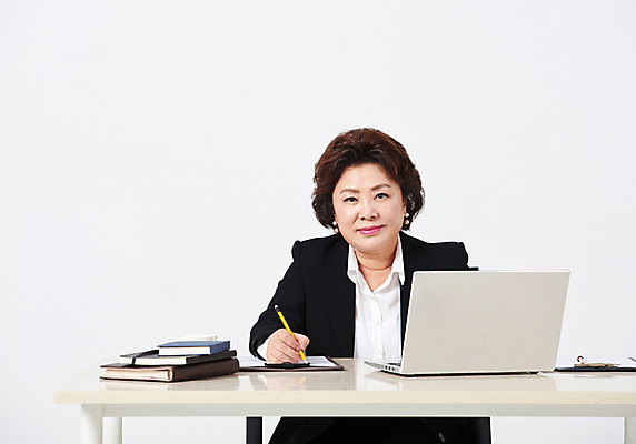 포토 JPG 스튜디오촬영 여자 중년 50대 중년라이프 엄마 실내 한명 사람 앉기 정장 상반신 앞모습 노트북 연필 다이어리 한국인 기록 직장인 책상 흰배경 워킹맘 중년여자한명만 안경낌 국내포토 직업 1 라이프스타일 옷 안경 뷰포인트 가구 백그라운드 가족 모션 학용품 동양인 성인 내부 전자제품 필기구 사무용품 흰색 비즈니스우먼 여자한명만 중년여자만 파일형식