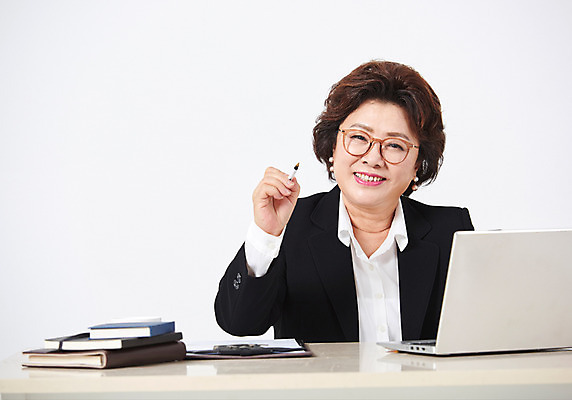 포토 JPG 스튜디오촬영 여자 중년 50대 중년라이프 엄마 실내 한명 미소 사람 앉기 정장 상반신 앞모습 노트북 펜 다이어리 한국인 직장인 책상 흰배경 워킹맘 중년여자한명만 안경낌 국내포토 직업 1 라이프스타일 옷 안경 뷰포인트 가구 백그라운드 가족 모션 표정 동양인 성인 내부 전자제품 필기구 사무용품 흰색 비즈니스우먼 여자한명만 중년여자만 파일형식