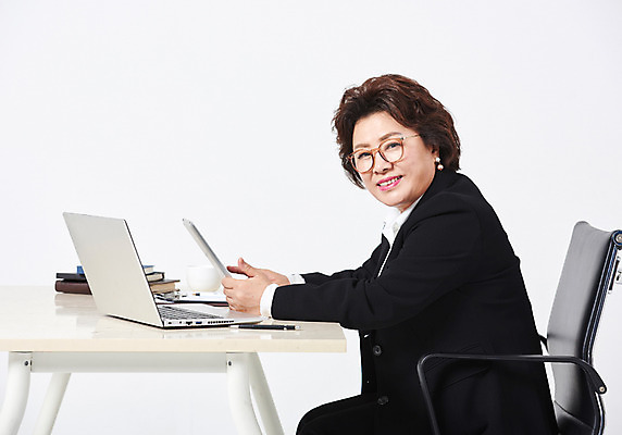 포토 JPG 스튜디오촬영 여자 중년 50대 의자 중년라이프 엄마 실내 한명 미소 사람 앉기 정장 상반신 옆모습 노트북 태블릿 한국인 작업 직장인 책상 흰배경 워킹맘 중년여자한명만 안경낌 국내포토 직업 1 라이프스타일 옷 안경 뷰포인트 가구 백그라운드 가족 모션 표정 동양인 성인 내부 전자제품 스마트기기 흰색 비즈니스우먼 여자한명만 중년여자만 파일형식